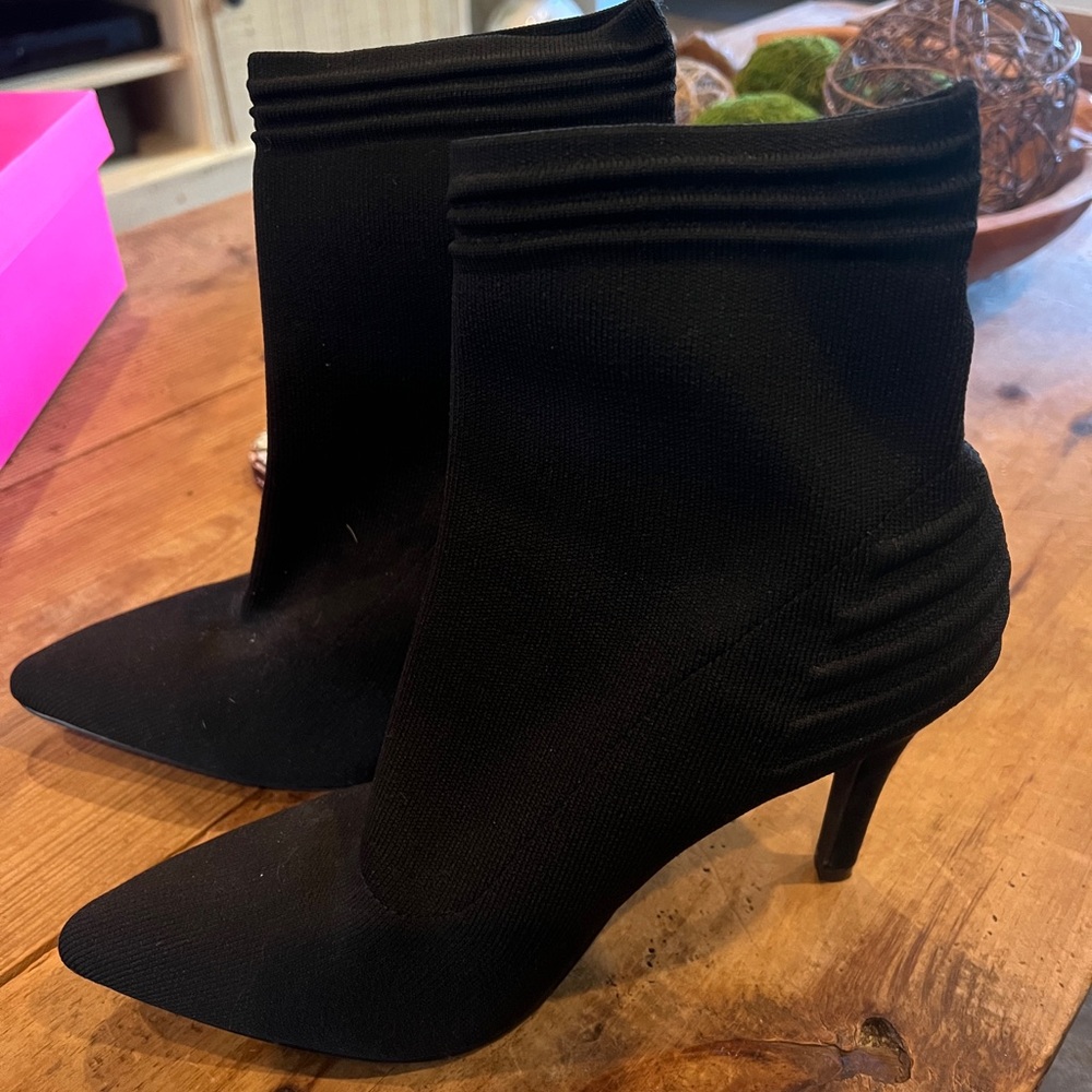 Sleek Black Heeled Boots with Stiletto Heel